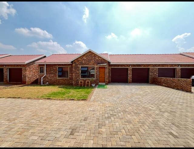 2 BEDROOM TOWNHOUSE FOR SALE IN RIVERSDALE